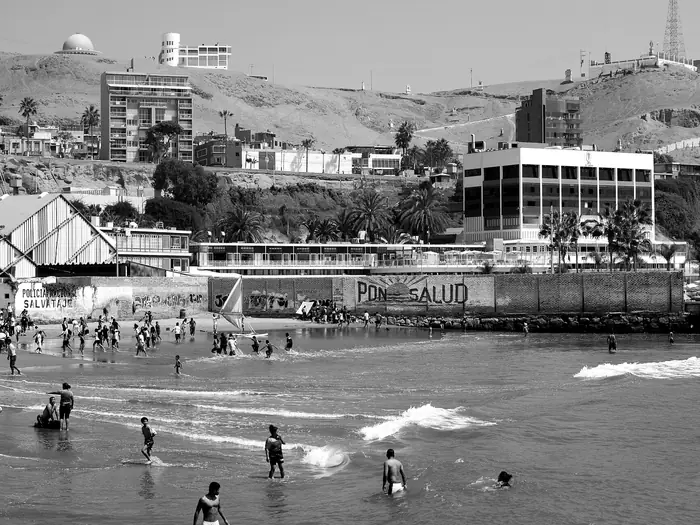 Playa de Chorrillos con el Morro Solar al fondo