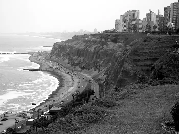 Acantilados y malecón de Miraflores frente al mar