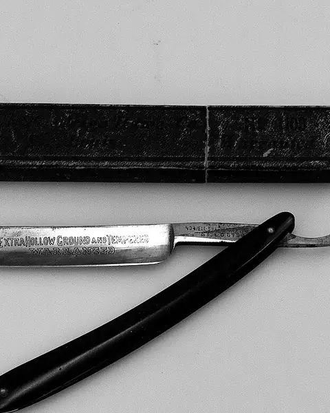 Navaja de barbero antigua junto a su estuche