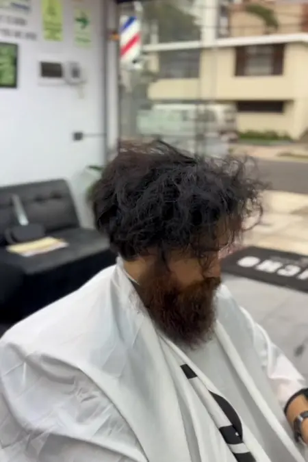Antes del cambio: cabello largo y barba